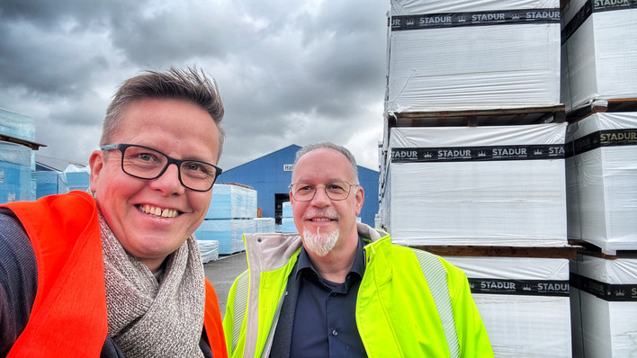 Stadur Verkaufsleiter BAU Marc Nickel (r.) mit GW-Chefredakteur Daniel Mund beim Rundgang über das Firmengelände. 