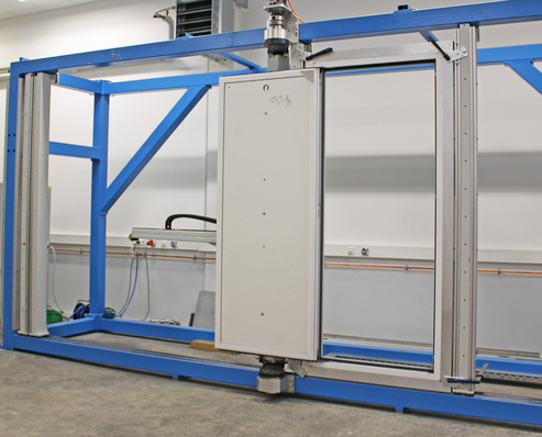 Ein Öffnungswinkel bis zu 180° bei Fenstern und Fenstertüren ist für den neunen Prüfstand kein Problem.