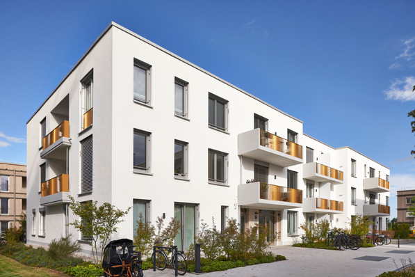 Bauträger und Architekt entschieden sich daher für das System Elegant Grando 84 aus dem Hause Deceuninck.