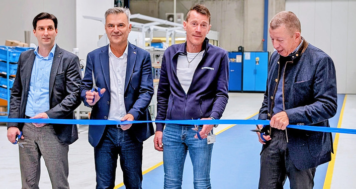 Mit dem feierlichen Durchschneiden des Bandes übergaben Geschäftsleitung und Betriebsrat die Halle ihrer neuen Bestimmung (v. l.): Florian Eisermann, Geschäftsbereichsleiter Produktentstehung & Werke, Uwe Ziewers, Werkleiter PORTAL, Joachim Geibel, Betriebsratsvorsitzender Hermeskeil, und Wieland Frank, Geschäftsführender Gesellschafter von Siegenia.