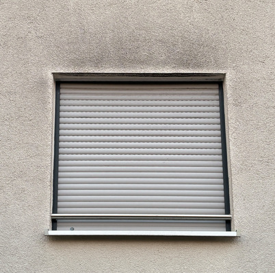 Über längere Zeit gekippte Fenster führen häufig an der Außenwand zu Algenbildung im Bereich oberhalb der Öffnung.
