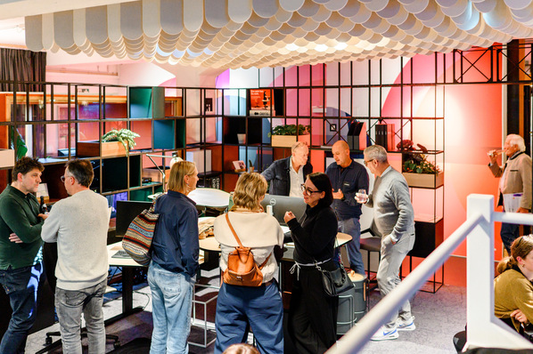 Nach den Vorträgen bietet das entspannte Ambiente der DesignWerkschau einen idealen Rahmen fürs Netzwerken und den direkten Erfahrungsaustausch.