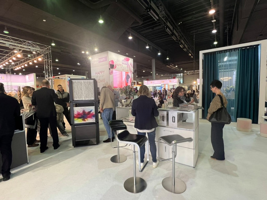 Dekoration steht im Vordergrund, die technischen Möglichkeiten im Umfeld von Energieeinsparung und Nachhaltigkeit werden im Umfeld des innenliegenden Sonnenschutzes kaum genutzt.