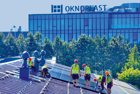 Eine bewusste Entscheidung für grüne Energie ist die Installation von Photovoltaik-Anlagen auf den Dächern der Produktionshallen.