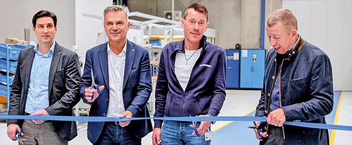Geschäftsleitung und Betriebsrat bei der Einweihung (v. l.): Florian Eisermann, Geschäftsbereichsleiter Produktentstehung & Werke, Uwe Ziewers, Werkleiter Portal, Joachim Geibel, BR-Vorsitzende Hermeskeil und Wieland Frank, Geschäftsführender Gesellschafter von Siegenia.