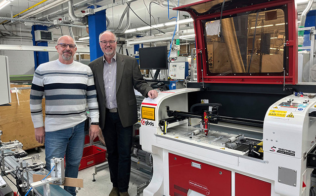 Betriebsleiter Peter Schulze und Geschäftsführer Andreas Oppermann vor der neu angeschafften hochmodernen Laserschneidanlage nebst KI-gestützter Qualitätsüberwachung.
