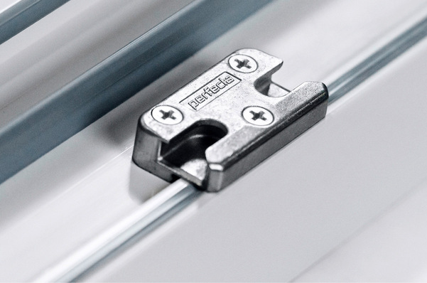 Ein Sicherheitsschließstück für alle Bautiefen: Im Sinne ­einer schlanken Lagerführung entwickelte Roto ein uni­versell einsetzbares Roto NX-Sicherheitsschließstück – ­passend für sämtliche von perfecta verwendeten Profilvarianten.