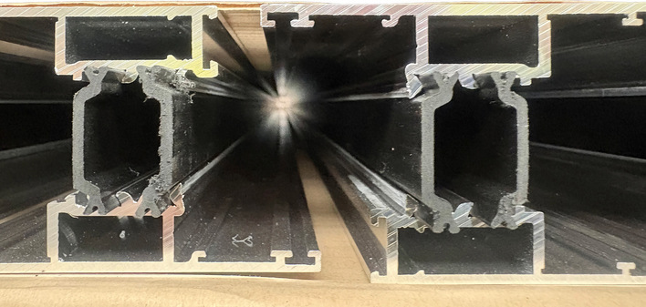 Aliplast macht alles selbst: pressen, beschichten und lackieren, ebenso wird im Werk in Lokeren die thermische Trennung der Profile durchgeführt. Auch Bleche, Bögen und Zubehörteile werden dort in eigener Regie gefertigt.