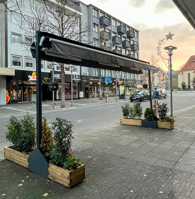 Bis zu dem Sachverständigentermin wurde eine Kombination mit zusätzlichen Holz-Blumenkästen wieder aufgebaut. Das Argument des Imbiss-Besitzers: Passt jetzt!