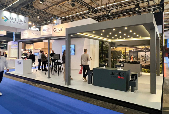 Auf dem Messestand von Gibus und Leiner auf der Polyclose 2026 in Gent dominierten Pergolen- und Outdoor-Living-Systeme den gemeinsamen Messeauftritt.