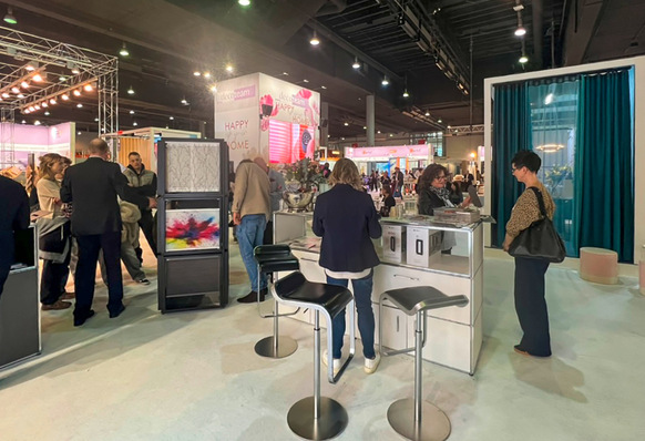 Auf einer Gemeinschastfläche präsentieren Unternehmen wie Kadeco, Erfal, MHZ, Somfy und andere ­Lösungen zum innenliegenden Sonnenschutz.