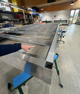 Werkseitige Vorbereitung der Tragkonstruktion: großdimensionierte Aluminiumprofile und präzise Anschlussdetails bilden die Basis für hohe Spannweiten bei geprüfter Statik.
