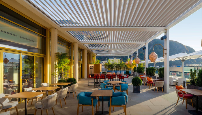 Die hohe Modularität der Kedry Prime in Breite und Ausladung mit bis zu 7 × 5 m ermöglicht es, auch große Flächen stützenarm und elegant zu überdachen.