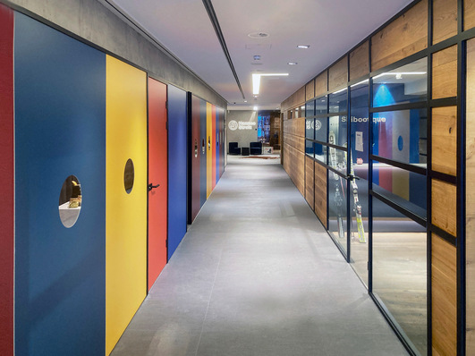 Beim Einsatz der Office Glastrennwandsystem, die CRL im Portfolio hat, sind der Farbvielfalt keine Grenzen gesetzt.