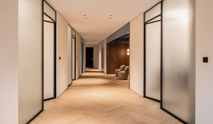 Madras Fluido-V bringt Dynamik in statische Strukturen. Die leicht opalisierende Satinierung veredelt eine klare, lineare Wellenform im Glas.