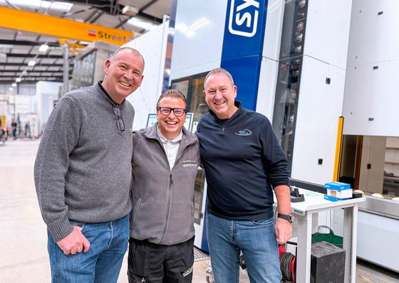 Jonathan Taylor (SGP), Phil Birchhall (Stone and Glass Group) und Andrew Taylor (SGP) vor der neuen systron proHD.