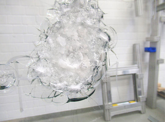 Glasflächenangriff für Anti-Panik-Verglasungen nach EN 1630 für das Produkt Vetrogard Attack RC2.21 AP