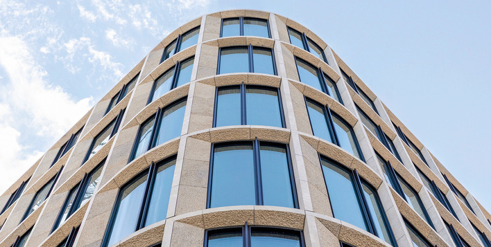 Die abgerundeten Glasecken der Fassade mit ihren gebogenen Isoliergläsern entstanden durch die Zusammenarbeit von Saint-Gobain Glass und Finiglas (aus der Semco-Gruppe).