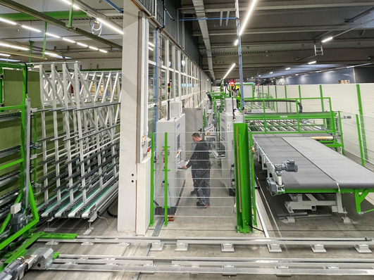 Die neue Anlage für die automatisierte Endmontage ging im Dezember 2025 bei Kneer-Südfenster in den Betrieb, sie verbindet effizienten Materialfluss mit hoher Fertigungstiefe und Prozesssicherheit.