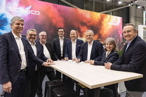 Die Verantwortlichen von Schüco und Jansen freuen sich über die erweiterte Partnerschaft