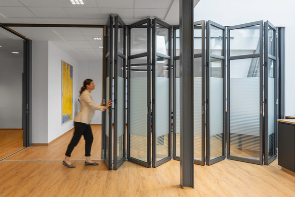 Leicht verschiebbar: Die Faltelemente des Solarlux Trennwandsystems Ecoline Flexa gleiten dank kugelgelagerter Laufwagen mühelos zur Seite.