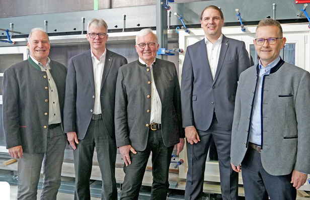 Geschäftsführung und die drei Institutsleiter haben in den letzten 20 Jahren das ift Rosenheim gemeinsam mit den Mitarbeitern zu einer international renommierten Institution entwickelt.  v.l.: Prof. Ulrich Sieberath, Prof. Jörn Peter Lass,  Prof. Dr.-Ing. Winfried Heusler, Michael Breckl-Stock,  Dr. Jochen Peichl.