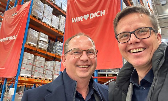 Harald Lüdtke (l.), Geschäftsführer der Soudal ­Deutschland, präsentiert dem GW-Chefredakteur das neue Hochregallager in Leverkusen. Lüdtke lebt den Unternehmens-Claim „Wir ­lieben dich(t)“. Für den Messe­auftritt wurde dieser jetzt weitergedacht im Sinne von „­Leidenschaft für Qualität, Innovation und ­Anwendernähe“.