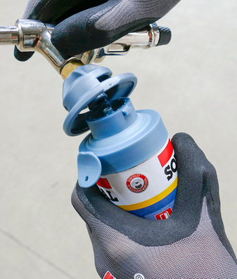 Eine PU-Schaum-Pistole mit dem patentierten Click&Fix-Schnellwechselsystem. Der Bajonett­verschluss vereinfacht dem Profi-Verarbeiter die ­Handhabung.