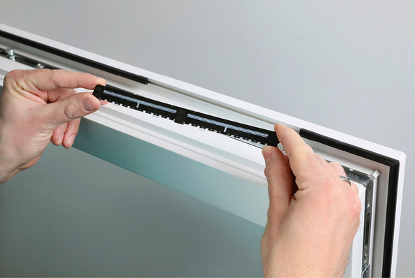 Fensterfalzlüfter arimeo classic S sitzen beschlagsunabhängig in der Dichtungsebene des Fensterflügels und werden einfach in die Dichtungsnut eingeclipst. Der Fenster­flügel bleibt unversehrt.