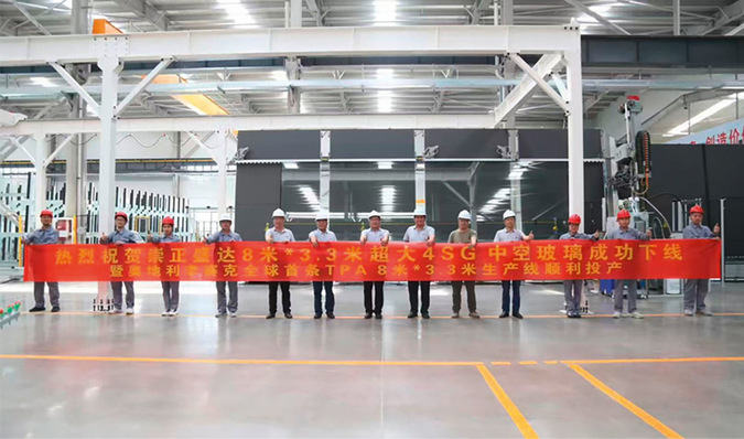 Die neue Lisec-Anlage für Scheibenformate bis 8 × 3,3 m markiert eine Premiere in der Produktion großformatiger TPA-Isoliergläser.