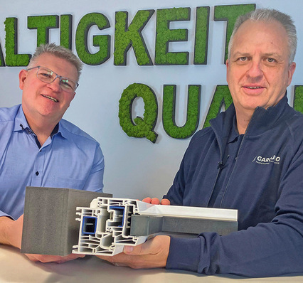 Interne Vorprüfungen bei Gargiulo (li. Bereichs­leiter QM, Konstruktion Stefan Gaiser – re. Bereichsleiter Vertrieb Marcus Müller) weisen auch im Vergleich hohe Schraubenauszugswerte mit hoher Elastizität auf, deshalb kam aus dem Markt die Frage nach weiteren Einsatzmöglichkeiten für das Insufox-Material PET.