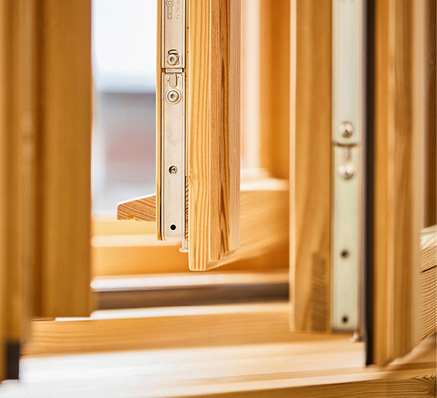 Drei Fensterflügel für ein ­Halle­luja: So viele Neu­heiten ­erwarten die Besucher am ­Adler-Messe­stand.