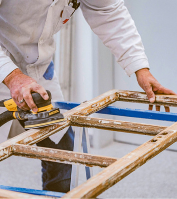 So werden Fenster aktuell entlackt: Entweder durch Abbeizen, und/oder Schleifen, beides ist sehr aufwendig.