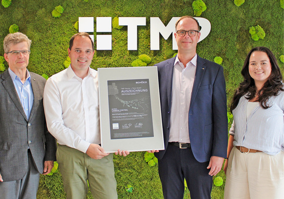 Übergabe der Schüco Auszeichnung (v. l. n. r.): Andreas Berger, Gebietsmanager Verkaufsleitung Schüco, Tobias Kern, Geschäftsführer TMP, Jörg Eckard, Vertriebsleiter Schüco, sowie Anncathrin Andres, Vertriebsleiterin TMP.