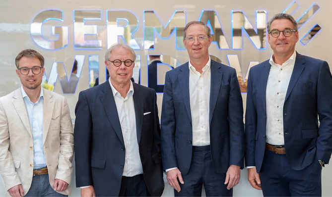 Die neue Führungsriege beim Fenster- und Türenhersteller German Windows (v. l. n. r.): David Frechen und Manfred Frechen als Gesellschafter der German ­Windows Holding GmbH – zusammen mit den beiden Geschäftsführern Helmut Paß und Dr. Ulrich Brahms. Letzterer soll künftig die Transformationsprozesse im Familien­unternehmen voranbringen.