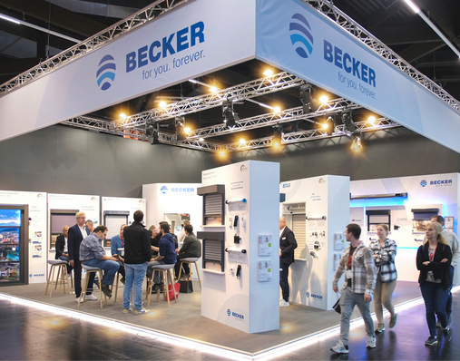 Der Blick auf den Becker-Messestand auf der Fensterbau Frontale 2024 – 2026 dürfen sich die Besucher auf einen größeren und erlebnisreicheren Auftritt freuen.