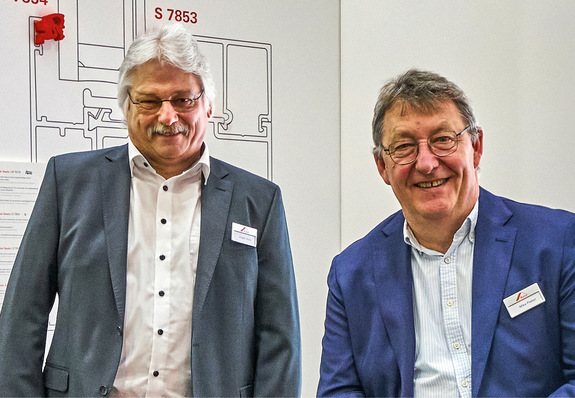 Deventer-Geschäftsführer Mike Piqeur (r.) und Forschungsleiter Jürgen Daub sehen im optimierten Silikonprofil „DS 7354c“ großes Potenzial, die Trockenverglasung bei Holz-/Aluminiumfenstern zur führenden Technologie zu machen.