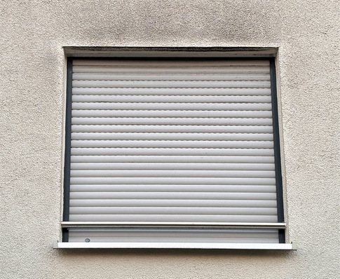 Über längere Zeit gekippte Fenster führen häufig an der Außenwand zu Algen­bildung im Bereich oberhalb der Öffnung.