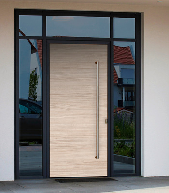 Continental bietet jetzt Oberflächen für Haustüren, die wirken wie aus einem Stück Holz gefertigt.