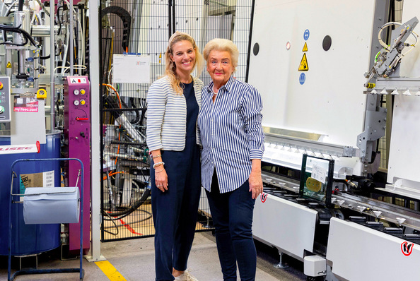 Barbara Bosse, Geschäftsführerin von Glas Natter, mit Ihrer Mutter Rosmarie Natter, die den Betrieb früher leitete.