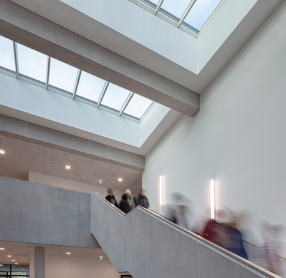 In den Velux Commercial Einheiten sind 3-fach-Isoliergläser mit Sonnenschutz-Beschichtung (g-Wert 24%) verbaut.