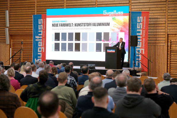 Geschäftsführer Martin Gugelfuß stellte beim Partnertag 2026 die neue Farbenwelt der Kunststofffenster und Hebeschiebetüren von Gugelfuss vor.