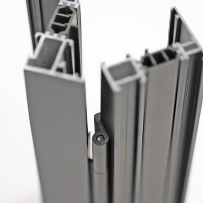 Das dreiteilige, klemmbares Türband wurde speziell für Euronut-Profile mit schmalen Falzmaßen entwickelt