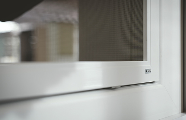 Isifix ist das neue Klemmrahmensystem, das MHZ Insektenschutz-Produkte an Fenstern noch flexibler und komfortabler macht.