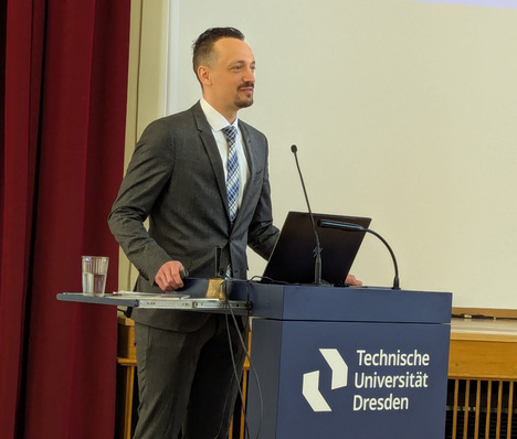 Prof. Dr. Michael Engelmann, Leiter des Instituts für Baukonstruktion der TU Dresden, begrüßte die Besucher