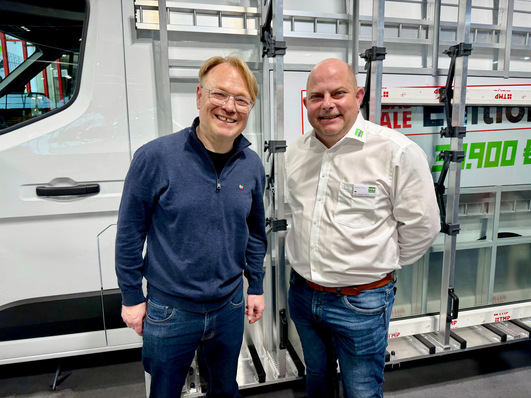 GW Redakteur Matthias Rehberger im Gespräch mit Marc-Alexander Stachel (r.), Geschäftsführer des Hegla Fahrzeugbau.