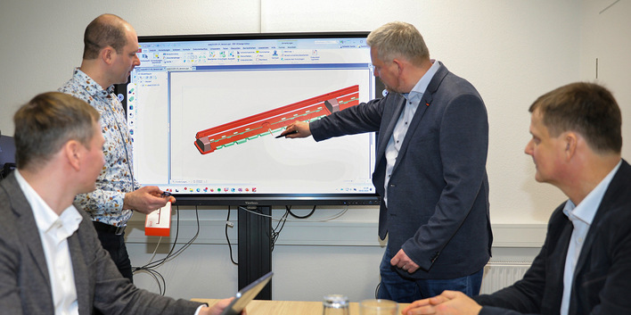 Achim Kockler erörtet mit seinem Team nächste Schritte der Entwicklungsarbeit.