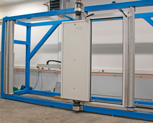 Ein Öffnungswinkel bis zu 180° bei Fenstern und Fenstertüren ist für den neunen Prüfstand kein Problem.