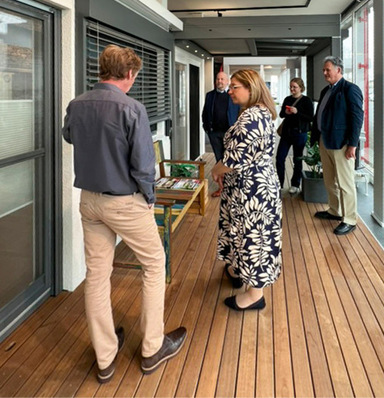 Geschäftsführer Thomas Mahlberg von der Specht GmbH in Bonn erklärt der Politikerin Katrin Uhlig MdB die Vorteile von Sonnenschutzanlagen.