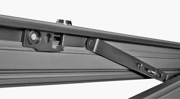 Abschließbare und manipulationsgeschützte Öffnungsbegrenzer ermöglichen einen zusätzlichen Schutz und verhindern unter anderem ein unkontrolliertes Zuschlagen der Fenster.